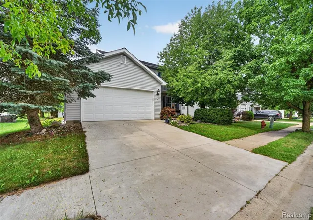 2nd image of 735 Pinegate Dr, Fowlerville, MI 48836 7928 | MLS# 61022639