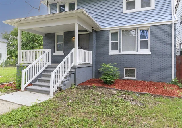 3rd image of 120 Woodland St, Detroit, MI 48202 | MLS# 70532560