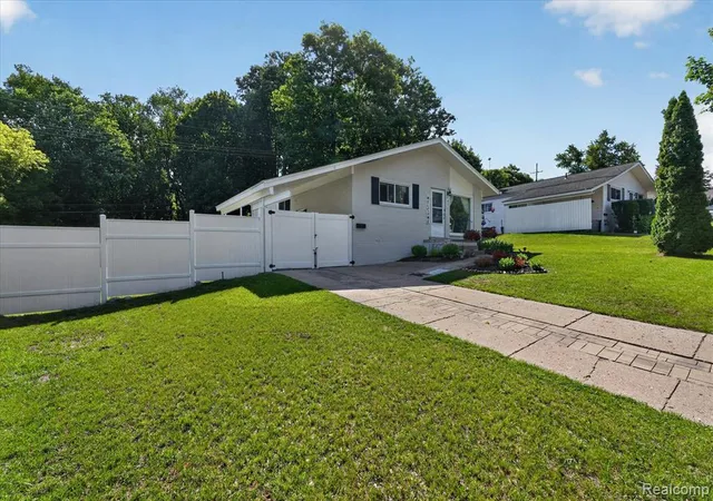 Homes for sale in Milford, MI | 852 Manor Dr, Milford, MI 48381 | MLS# 61005269