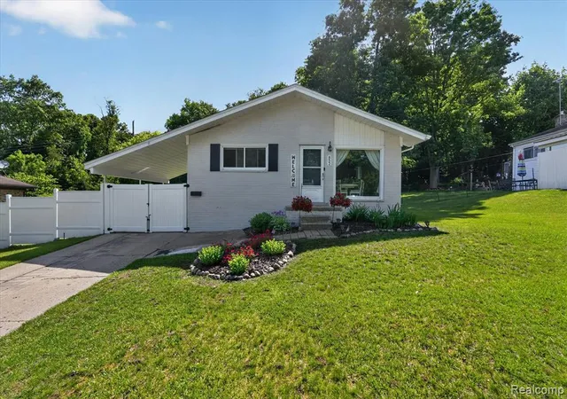 Homes for sale in Milford, MI | 852 Manor Dr, Milford, MI 48381 | MLS# 61005269