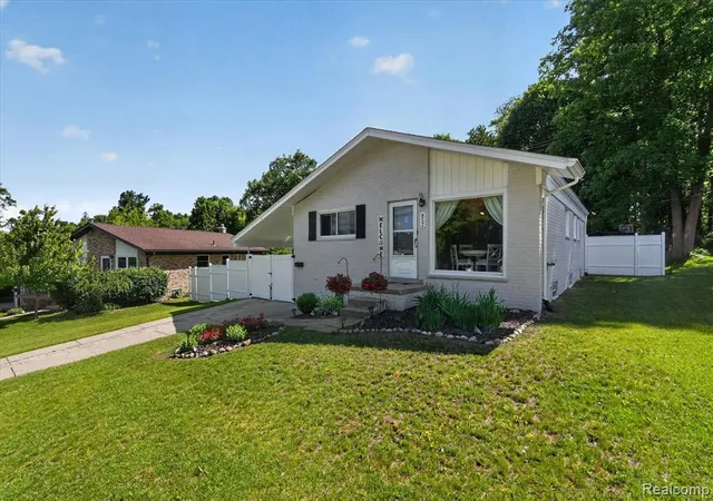 Homes for sale in Milford, MI | 852 Manor Dr, Milford, MI 48381 | MLS# 61005269