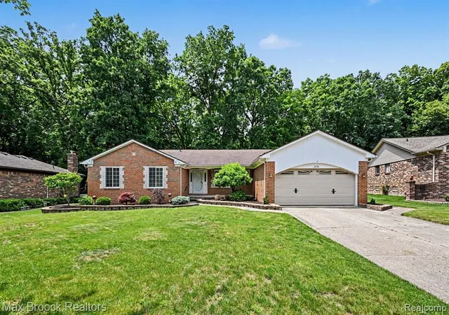 Homes for sale in Livonia, MI | 18733 Yorkshire Dr, Livonia, MI 48152 | MLS# 61007247
