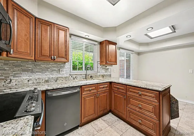 Homes for sale in Livonia, MI | 18733 Yorkshire Dr, Livonia, MI 48152 | MLS# 61007247