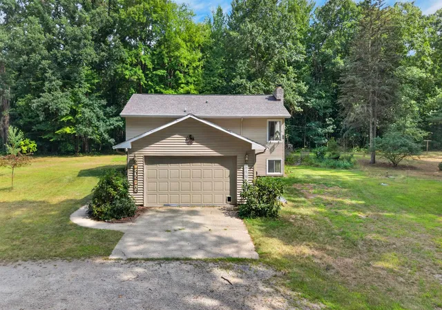 1st image of 615 W Cole Rd, Sanford, MI 48657 | MLS# 50219123