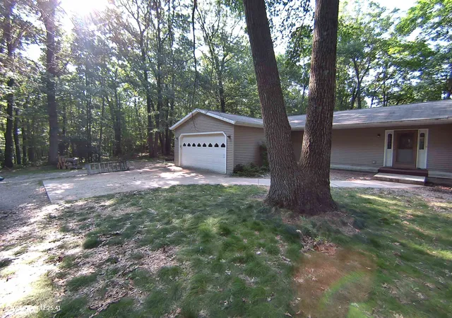 Photo 2 of Single family home for sale at 701 Westlawn St, Harrison, MI 48625 | MLS# 50217070 | Listing updated on 2026-09-03