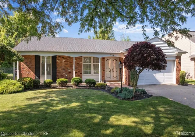 Homes for sale in Grosse Pointe Woods, MI | 713 Moorland Dr, Grosse Pointe Woods, MI 48236 | MLS# 61008681