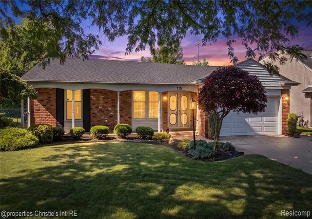 Homes for sale in Grosse Pointe Woods, MI | 713 Moorland Dr, Grosse Pointe Woods, MI 48236 | MLS# 61008681