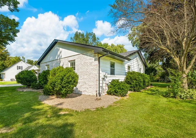 Photo 3 of Single family home for sale at 1016 Tomahawk Ln, Niles, MI 49120 | MLS# 70555333 | Listing updated on 2026-09-16