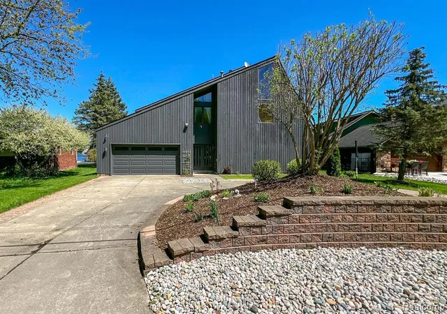 Photo 1 of Single family home for sale at 935 Stratton Dr, Waterford, MI 48328 3930 | MLS# 60339472 | Listing updated on 2026-09-06