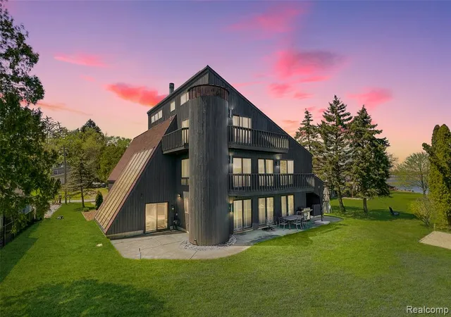 Photo 3 of Single family home for sale at 935 Stratton Dr, Waterford, MI 48328 3930 | MLS# 60339472 | Listing updated on 2026-09-06