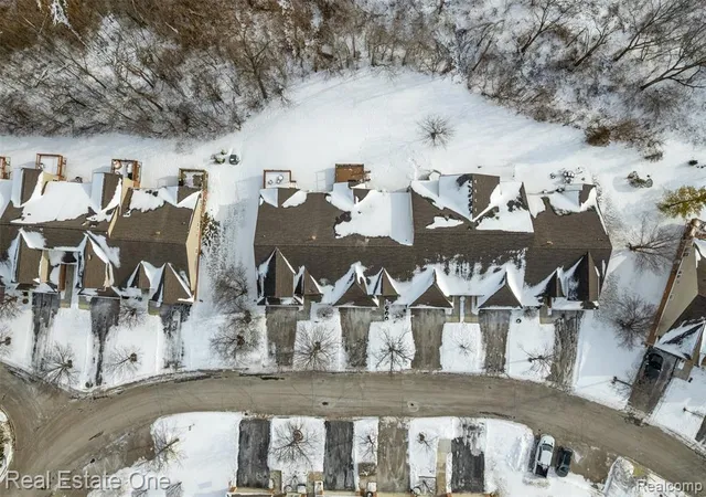 2nd image of 5481 Greenway Dr, Trenton, MI 48183