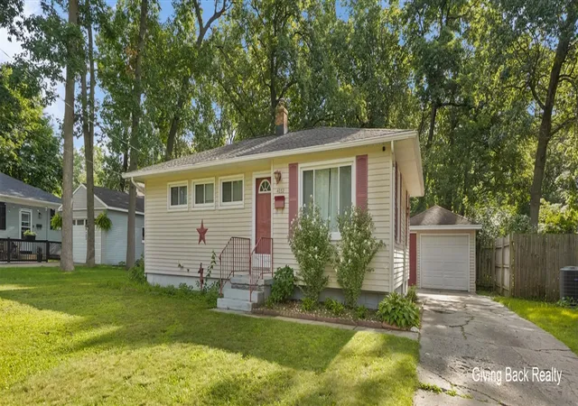 Photo 1 of Single family home for sale at 4032 Flamingo Ave, Wyoming, MI 49509 | MLS# 70554622 | Listing updated on 2026-09-02