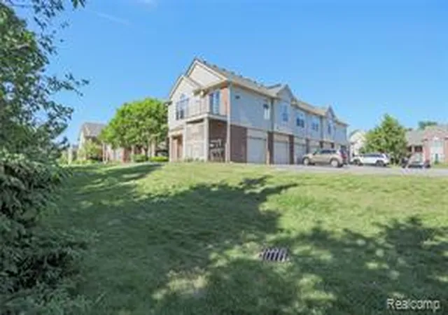 Homes for sale in Rochester, MI | 1859 Flagstone Cir, Rochester, MI 48307 | MLS# 60999257