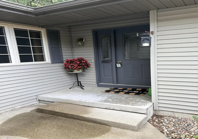 3rd image of 828 Highbanks Dr, Allegan, MI 49010-1697