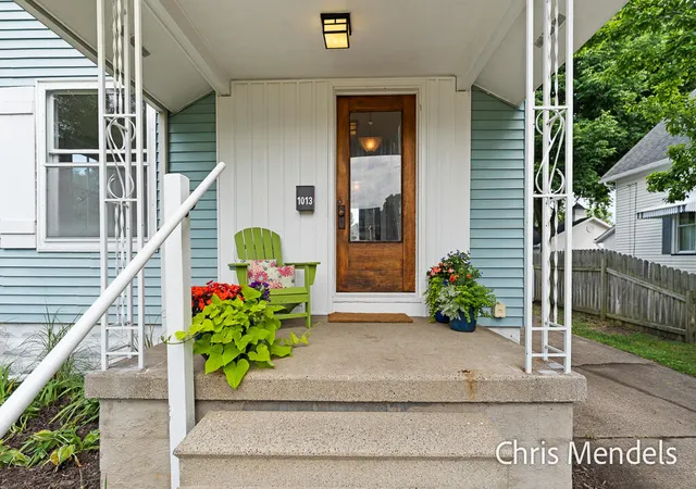 Homes for sale in Grand Haven, MI | 1013 Pennoyer Ave, Grand Haven, MI 49417 | MLS# 70544828