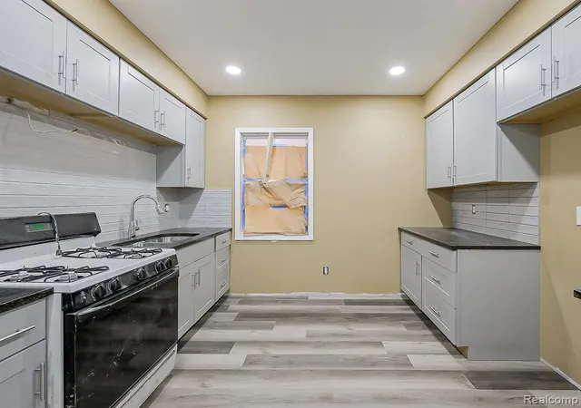 Photo 4 of Multi family home for sale at 895 Blaine St, Detroit, MI 48202 1937 | MLS# 61001019 | Listing updated on 2026-10-21