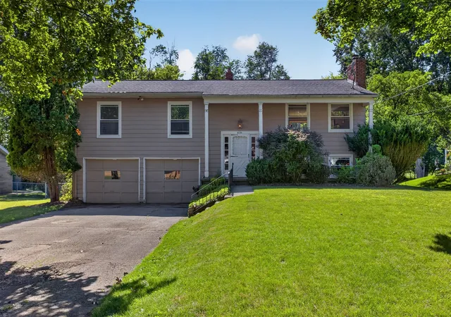 Homes for sale in Jackson, MI | 2130 Creglow Dr, Jackson, MI 49203 | MLS# 70544160