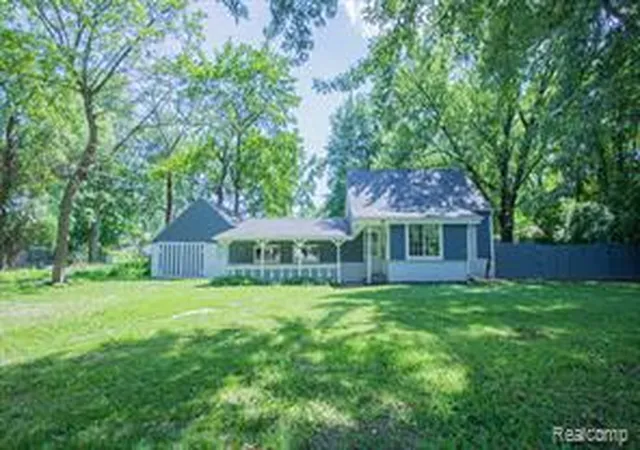 Homes for sale in Clinton Township, MI | 20500 Mckishnie St, Clinton Township, MI 48035 | MLS# 61009899
