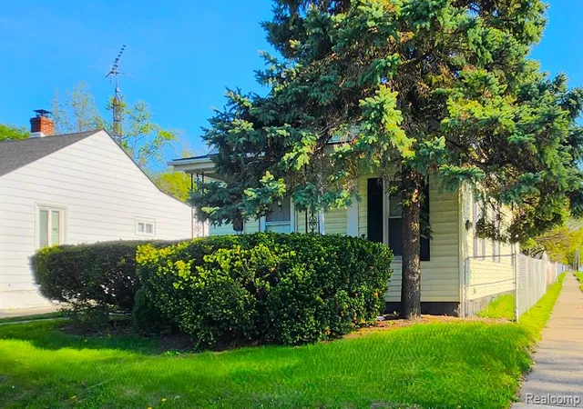 3rd image of 3521 Whitney Ave, Flint, MI 48503 | MLS# 60991351