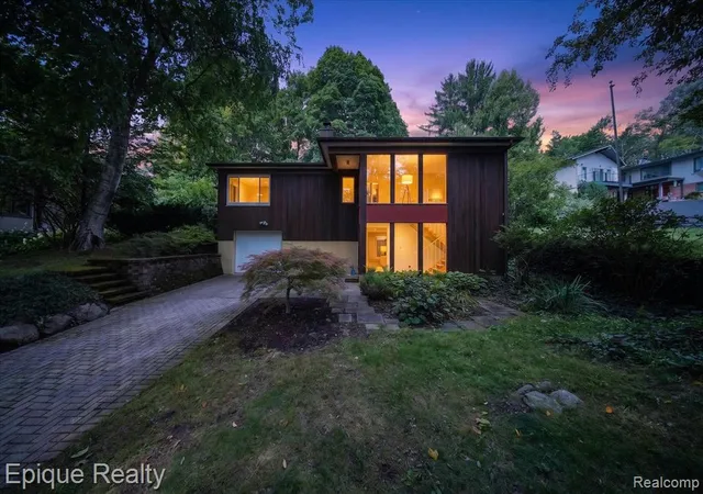 2nd image of 2200 Navarre Cir, Ann Arbor, MI 48104 2759 | MLS# 61022649