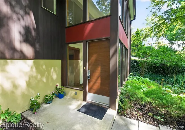 Photo 3 of Sale Pending at 2200 Navarre Cir, Ann Arbor, MI 48104 2759 | MLS# 61022649 | Listing updated on 2026-09-11