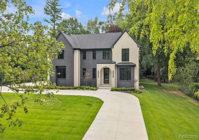 Photo 2 of Mansion for sale at 4546 Niagara Ln, Bloomfield Hills, MI 48301 1461 | MLS# 61024522 | Listing updated on 2026-08-26
