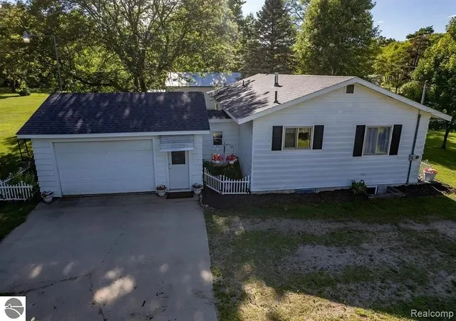 Homes for sale in Weidman, MI | 6365 W Airline Rd, Weidman, MI 48893 | MLS# 60983158