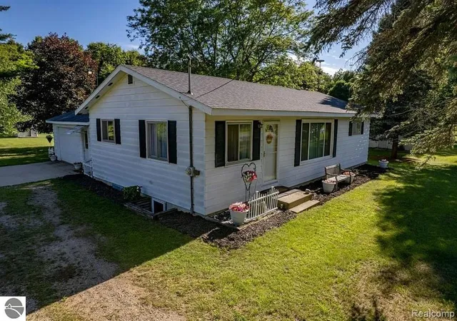 Homes for sale in Weidman, MI | 6365 W Airline Rd, Weidman, MI 48893 | MLS# 60983158