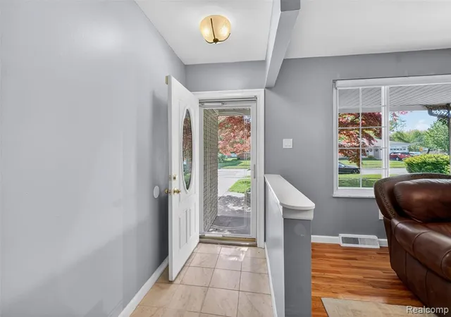 Photo 4 of Single family home for sale at 38031 Charwood Dr, Sterling Heights, MI 48312 | MLS# 60995550 | Listing updated on 2026-07-07