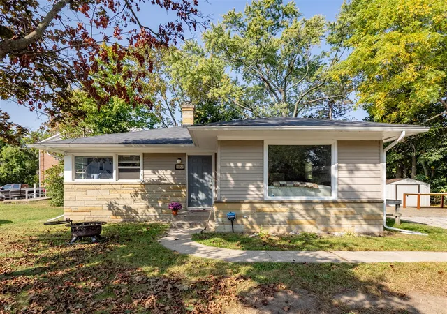 1st image of 1128 California Ave, Kalamazoo, MI 49006 | MLS# 70494535