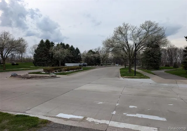 3rd image of 33445 Bay Hill Dr, Romulus, MI 48174 | MLS# 60983196