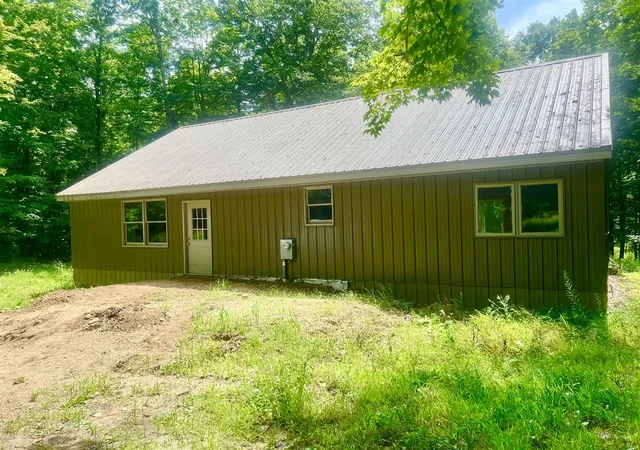Photo 2 of Single family home for sale at 2201 S Sand Lake Rd, Hillsdale, MI 49242 | MLS# 70490911 | Listing updated on 2026-07-29