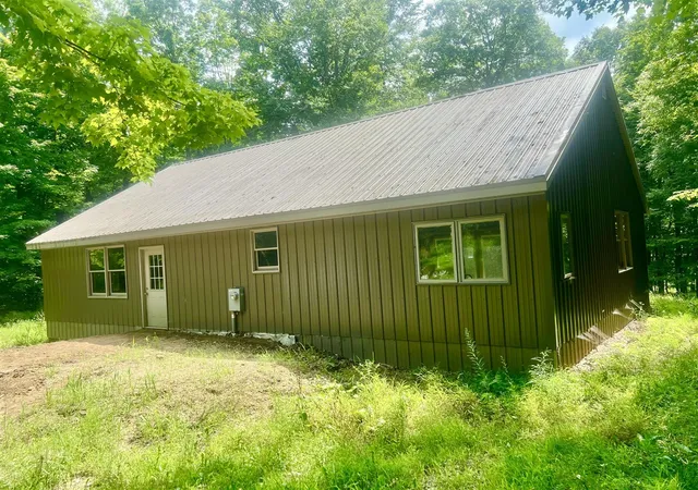 Photo 3 of Single family home for sale at 2201 S Sand Lake Rd, Hillsdale, MI 49242 | MLS# 70490911 | Listing updated on 2026-07-29