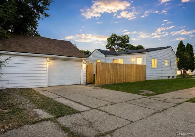 Photo 3 of Single family home for sale at 948 Hubbard Ave, Flint, MI 48503 4938 | MLS# 61024554 | Listing updated on 2026-09-14