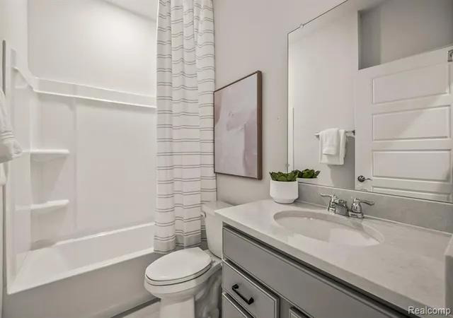 Listing Photo 4 - Condo for sale in building located at 42776 Arbor Dr, Clinton Township, MI 48038