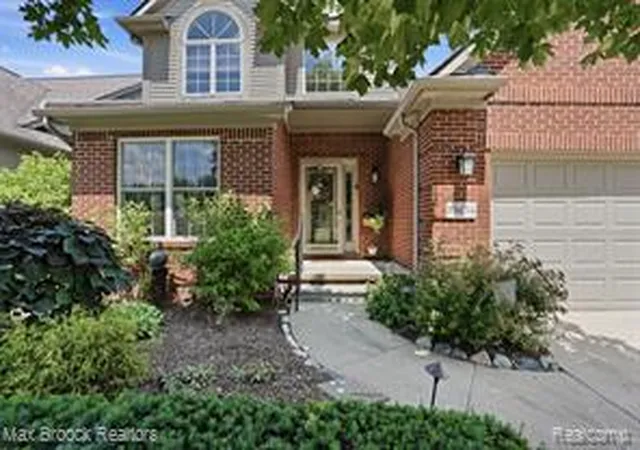 Homes for sale in Waterford, MI | 5804 S Windstar Cir #22, Waterford, MI 48327 | MLS# 61008363