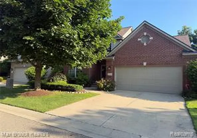 Homes for sale in Waterford, MI | 5804 S Windstar Cir #22, Waterford, MI 48327 | MLS# 61008363