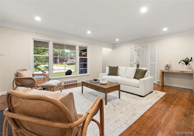 Homes for sale in Grosse Pointe Woods, MI | 21235 River Rd, Grosse Pointe Woods, MI 48236 | MLS# 61005850