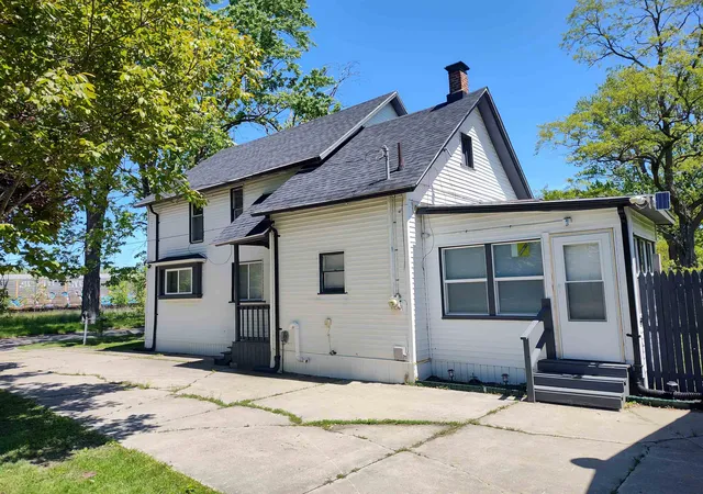 Photo 2 of Sale Pending at 1346 Carlisle St, Saginaw, MI 48601 | MLS# 50170558 | Listing updated on 2025-12-21
