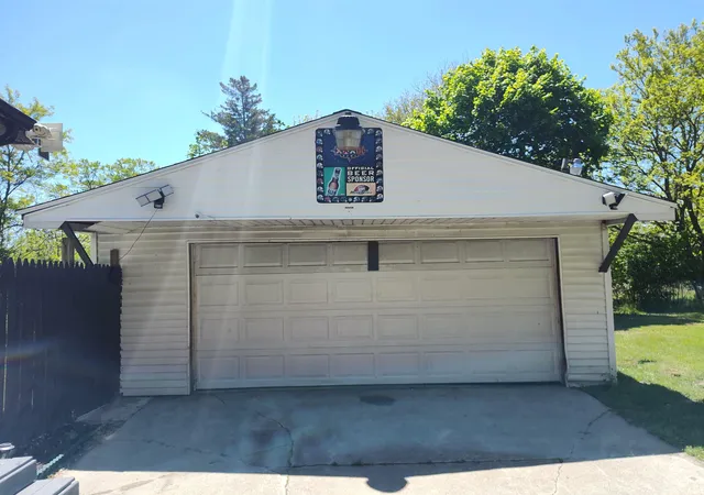 Photo 3 of Sale Pending at 1346 Carlisle St, Saginaw, MI 48601 | MLS# 50170558 | Listing updated on 2025-12-21