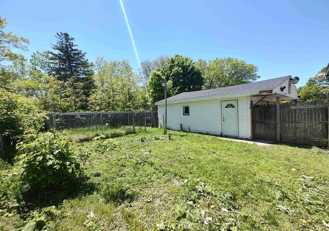 Photo 3 of Sale Pending at 1346 Carlisle St, Saginaw, MI 48601 | MLS# 50170558 | Listing updated on 2025-12-21