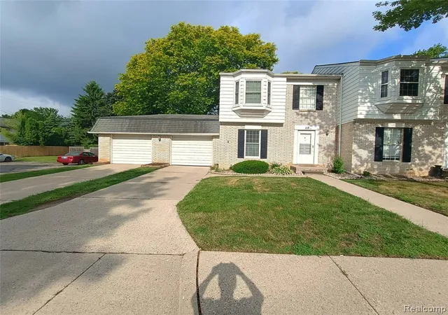 Homes for sale in Rochester Hills, MI | 112 Stratford Ln, Rochester Hills, MI 48309 | MLS# 61001676