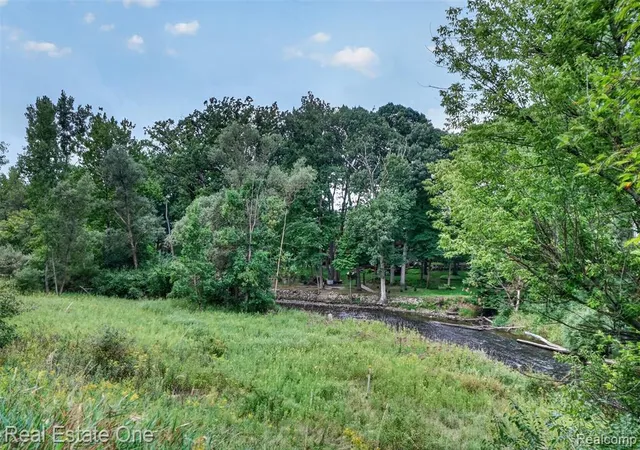 Listing Photo 2 - Condo for sale in building located at 1655 Riverside Dr, Rochester Hills, MI 48309 - Unit #12