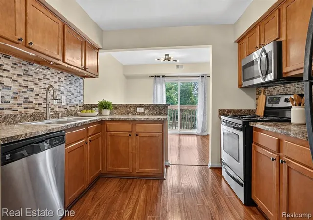 Listing Photo 4 - Condo for sale in building located at 1655 Riverside Dr, Rochester Hills, MI 48309 - Unit #12