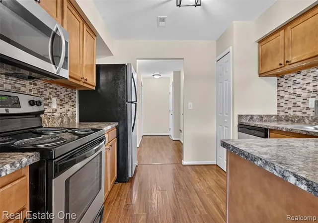 Listing Photo 5 - Condo for sale in building located at 1655 Riverside Dr, Rochester Hills, MI 48309 - Unit #12