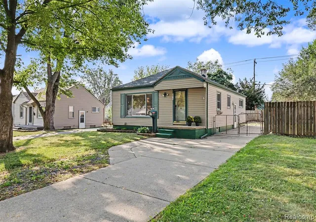 Photo 1 of Sale Pending at 2015 Moran Ave, Lincoln Park, MI 48146 3733 | MLS# 61023640 | Listing updated on 2026-08-29