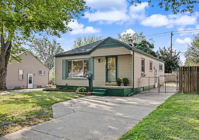 Photo 2 of Sale Pending at 2015 Moran Ave, Lincoln Park, MI 48146 3733 | MLS# 61023640 | Listing updated on 2026-08-29