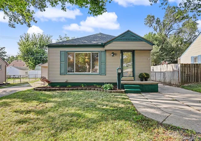Photo 3 of Sale Pending at 2015 Moran Ave, Lincoln Park, MI 48146 3733 | MLS# 61023640 | Listing updated on 2026-08-29
