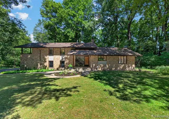 1st image of 7388 Lindenmere Dr, Bloomfield Hills, MI 48301 | MLS# 61022461