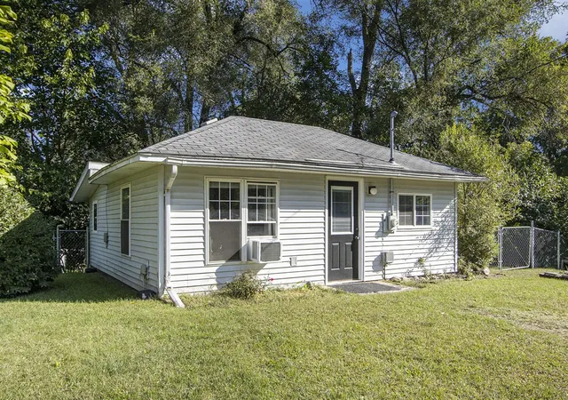 Photo 3 of Sale Pending at 418 Hutchinson St, Kalamazoo, MI 49001 | MLS# 70494156 | Listing updated on 2025-09-27